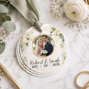 Dankeskarten in Gold und Salbeigrün für die Hochzeit | Bearbeitbare Gastgeschenkanhänger von Canva | Runde Geschenkanhänger zum Ausdrucken | Etiketten für Gastgeschenke
