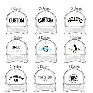 K&ouml;nnte beinhalten: Ein Raster aus neun wei&szlig;en Trucker-Caps mit verschiedenen schwarzen und blauen Grafikdesigns. Jede Kappe zeigt einzigartigen Text oder Bilder, darunter das Wort CUSTOM, HMSB est. 2018, eine Golf-Silhouette, DI LAURENTIS 66, NEXT CHAPTER HIKING CLUB und KMAC PAC.