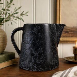 Vintage svart melerad keramikkanna – Vattenkanna i stengods, rustik keramik (15 cm)
