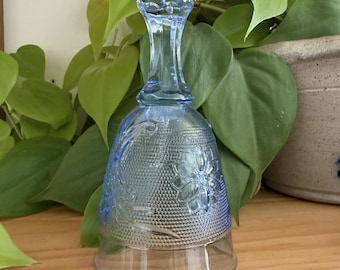 Campanella vintage in vetro blu con batacchio in cristallo – Motivo floreale in vetro pressato – Campanella decorativa da collezione – 15 cm