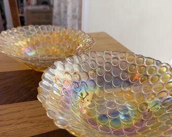 Vintage-Set aus 2 bernsteinfarbenen, schimmernden Noppenglasschalen – 20 cm große Servierschalen aus Blasenglas – Karnevalsglas-Dekor