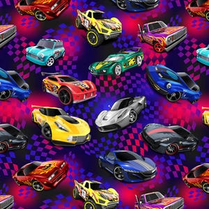 以下が含まれることがあります： 赤、黄、青、緑、銀などの色とりどりのミニカーが描かれた繰り返し模様の生地で、暗い背景に鮮やかな紫と赤のチェッカーフラッグ柄が全体にプリントされています。