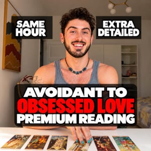 Può includere: Una persona indossa una canotta grigia e una collana di perline scure con un ciondolo metallico. Le scritte sovrapposte recitano SAME HOUR, EXTRA DETAILED e AVOIDANT TO OBSESSED LOVE PREMIUM READING. Cinque carte dei tarocchi su una superficie bianca.