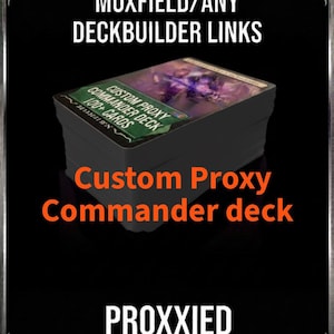 Könnte beinhalten: Ein Stapel von über 100 benutzerdefinierten Proxy-Commander-Spielkarten. Der Text lautet: SEND DECKS THROUGH MOXFIELD/ANY DECKBUILDER LINKS, CUSTOM PROXY COMMANDER DECK 100+ CARDS und PROXXIED APP WORKS. Die Karten zeigen eine dunkle Illustration.