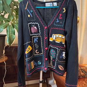Vintage Paul Harris Design Lehrer-Cardigan | Strick-Cardigan im 90er-Jahre-Stil mit Schulbus-, Apfel- und Alphabet-Patchwork | Grandmacore Cottagecor