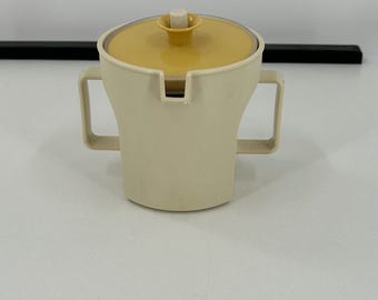 Vintage Tupperware Mandelcreme Krug mit goldenem Druckknopfdeckel 1415-7 USA