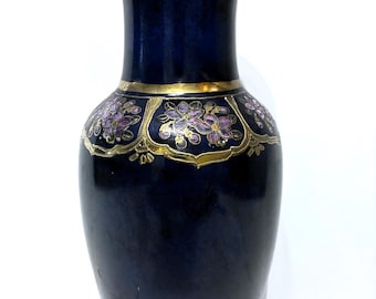 Vaso vintage in porcellana blu cobalto con decorazioni floreali in smalto a rilievo e finiture dorate, stile giapponese.