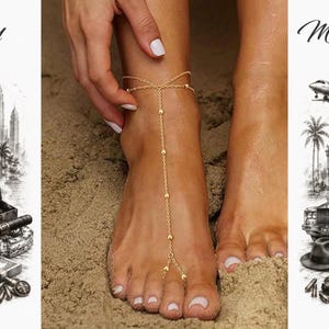 Può includere: Un accessorio da piede a catena color oro caratterizzato da una delicata catenina alla caviglia collegata a un anello per l'alluce tramite una catena verticale decorata con piccole perline sferiche che scende lungo il dorso del piede.
