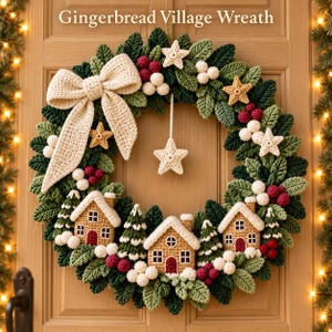 Può includere: Una ghirlanda all'uncinetto con il testo Gingerbread Village Wreath, decorata con foglie verdi, bacche bianche, bacche rosse, case di pan di zenzero beige e stelle color crema. Un grande fiocco all'uncinetto color crema è fissato sul lato sinistro.