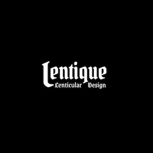 Pode incluir: Um fundo preto apresentando o texto branco Lentique em uma fonte gótica estilizada, com as palavras Lenticular Design posicionadas diretamente abaixo em uma fonte branca menor e correspondente, criando um design de logotipo de alto contraste.