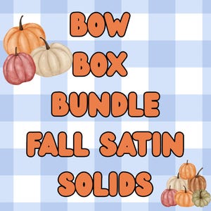 Könnte beinhalten: Ein Grafikdesign mit dem Text BOW BOX BUNDLE FALL SATIN SOLIDS in orangefarbenen Buchstaben mit schwarzer Umrandung. Der Hintergrund ist ein hellblau-weißes Vichy-Muster, verziert mit Illustrationen von Kürbissen in Orange, Rosa und Creme.
