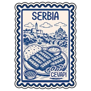 Peut inclure: Un autocollant rectangulaire conçu comme un timbre-poste avec une illustration bleue et crème. Il porte le texte SERBIA et CEVAPI, représentant une assiette de saucisses grillées, du pain plat, des oignons et des sauces devant un paysage urbain.