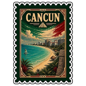 Könnte beinhalten: Ein rechteckiges Briefmarkendesign mit dem Wort CANCUN in fetter Schrift oben. Die Illustration zeigt eine Küstenlandschaft mit türkisfarbenem Meer, einem Segelboot, Palmen, Hochhäusern und einer steinernen Pyramide im Hintergrund.