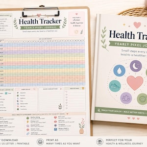Könnte beinhalten: Ein jährliches Gesundheits-Pixel-Journal auf einem Klemmbrett und als gebundenes Buch. Die Seiten enthalten ein monatliches Gewohnheitsraster, Farbschlüssel und tägliche Gesundheitskategorien mit Symbolen für Stimmung, Schlaf und Ernährung.