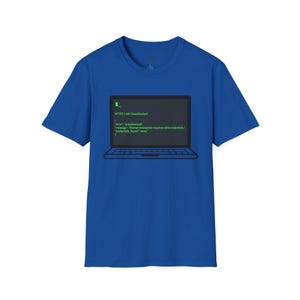 以下が含まれることがあります： ロイヤルブルーの半袖Tシャツ。ノートパソコンの画面のグラフィックがプリントされており、緑色のコードテキストで「HTTP/1.1 401 Unauthorized, error: unauthorized, message: Human interaction requires valid credentials, credentials_found: none.」と表示されています。