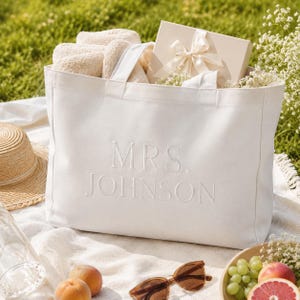 Bolsa Tote Personalizada para Noiva, Bolsa de Lona com Bordado Personalizado com o Nome "Sra.", Presente para Chá de Panela, Bolsa de Praia para Lua de Mel, Acessório de Casamento para a Sra.