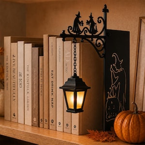 Miniaturowa lampa dekoracyjna w formie półki na książki, ciepłe oświetlenie LED na półkę, zabytkowa latarnia biblioteczna, wzory z duchem czarownicy i wesołym miejscem, przytulny prezent do kącika książkowego