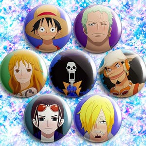 Op de afbeelding: Een verzameling van zeven ronde pins met kleurrijke anime-personages. De pins tonen verschillende personages met verschillende gezichtsuitdrukkingen en kapsels, tegen een levendige, patroonachtergrond.