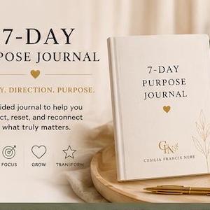 Peut inclure: Un journal à couverture rigide blanc intitulé 7-DAY PURPOSE JOURNAL avec un lettrage doré et une icône de cœur. La couverture porte le nom CESILIA FRANCIS NERE et une illustration de feuille dorée. Un stylo doré repose sur un plateau en bois.