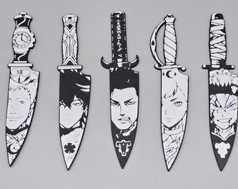 Puede incluir: Cinco adornos decorativos planos en forma de cuchillo, en blanco y negro, con retratos detallados de personajes estilo anime en las hojas. Cada pieza tiene un diseño de mango único, incluyendo motivos de reloj, texturas envueltas y tréboles.