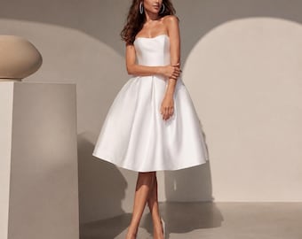 Weißes, trägerloses A-Linien-Kleid, knielanger, ausgestellter Rock, minimalistisches Festtagskleid