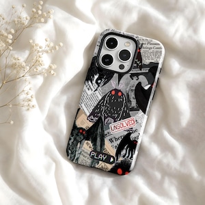 Könnte beinhalten: Eine Smartphone-Hülle mit einer Collage aus schwarz-weißen Zeitungsausschnitten, Illustrationen von Motten mit leuchtend roten Augen sowie rechteckigen Etiketten mit dem weißen Schriftzug UNSOLVED und PLAY auf dunklem Grund.