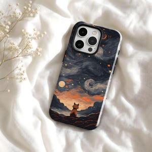 Peut inclure: Une coque de smartphone illustrée d'un ciel nocturne sombre et tourbillonnant avec une lune brillante et des étoiles orange. Un petit chat brun est assis au premier plan, observant un paysage de collines sombres et d'eau sous un ciel étoilé.