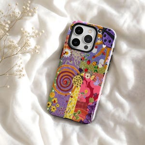 Peut inclure: Une coque de smartphone arborant un design en collage vibrant avec des sections violettes, orange, roses et jaunes. Le motif comprend diverses coccinelles, des marguerites, des brins de lavande et une spirale orange sur fond multicolore.