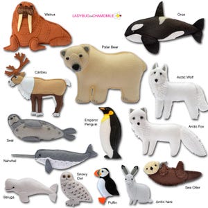 Op de afbeelding: Een verzameling vilten dierenfiguren waaronder een bruine walrus, zwart-witte orka, beige kariboe, crèmekleurige ijsbeer, witte poolwolf, grijze zeehond, keizerspinguïn, narwal, witte poolvos, beloega, sneeuwuil, papegaaiduiker, poolhaas en zeeotter.