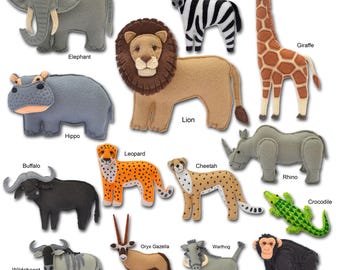 Puede incluir: Una colección de figuras de animales de fieltro que incluye elefante, cebra, jirafa, león, hipopótamo, leopardo, guepardo, rinoceronte, cocodrilo, búfalo, ñu, órix, facóquero y chimpancé, con el texto LADYBUGONCHAMOMILE.