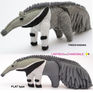 Puede incluir: Juguete de peluche de oso hormiguero de fieltro hecho a mano en gris, blanco y negro. El oso hormiguero tiene un hocico largo, una cola con flecos y est&aacute; disponible en tipos independientes y planos. El texto "FREESTANDING" y "FLAT type" son visibles.
