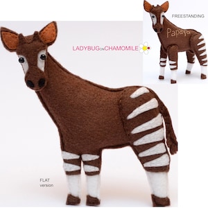 Könnte beinhalten: Ein braunes und weißes Okapi-Plüschtier aus Filz mit dem aufgenähten Text "Papaja". Das Spielzeug ist in zwei Versionen erhältlich: flach und freistehend.