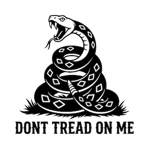 Puede incluir: Una ilustración gráfica en blanco y negro de una serpiente de cascabel enroscada con la boca abierta y la lengua extendida, situada sobre un poco de hierba. El texto DONT TREAD ON ME está impreso en una fuente serif negrita debajo.