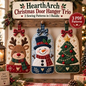 Könnte beinhalten: Drei gesteppte Weihnachts-Türhänger mit Rentier, Schneemann und Weihnachtsbaum. Jeder Anhänger hat eine karierte Schleife und eine Aufhängeschlaufe. Das Schild darüber zeigt HearthArch Christmas Door Hanger Trio 3 Sewing Patterns in 1 Bundle.