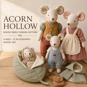 Puede incluir: Un patrón de costura digital en PDF titulado Acorn Hollow para cuatro muñecos de ratón y doce accesorios. La imagen muestra tres muñecos de ratón de tela vestidos con chalecos, petos y vestidos, junto a un ratón bebé en una cama de hoja.