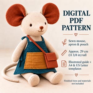 Könnte beinhalten: Ein digitales PDF-Schnittmuster für eine genähte Mauspuppe, bestehend aus einer beigen Maus mit großen rostfarbenen Ohren, die eine dunkelblaue Schürze mit senfgelber Tasche und eine rostfarbene Umhängetasche trägt. Die fertige Puppe ist ca. 29 cm groß.
