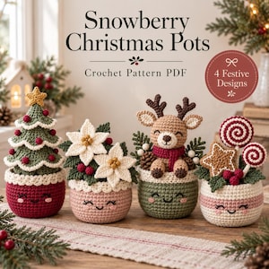 以下が含まれることがあります： Snowberry Christmas Potsと題された4つの祝祭的なデザインを含むデジタルPDFかぎ針編みパターン。画像には、クリスマスツリー、ポインセチア、トナカイ、キャンディケインなど、笑顔が刺繍された4つのかぎ針編みのポットが写っています。