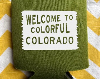 Bienvenido a los enfriadores de latas de Colorado coloridos, señal de tráfico de Colorado, boda de Colorado, recuerdo de viaje por carretera de Colorado, destino de CO favorece K0107