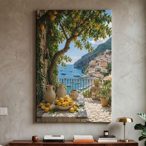 Könnte beinhalten: Ein vertikaler Wandkunstdruck, der eine mediterrane Küstenszene mit einer Steinterrasse über dem blauen Meer und einer Stadt am Hang zeigt. Auf einem Holztisch stehen eine Schale mit gelben Zitronen und zwei Keramikkrüge unter einem Zitronenbaum.