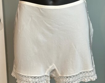 Calzoncillos, bragas, shorts y ropa interior de seda blanca vintage con encaje.