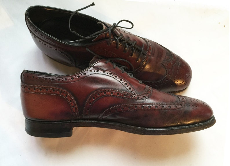 Vintage Men's Shoes Size 8, Classic Wingtips or Businessman Brogues 1960s image 4