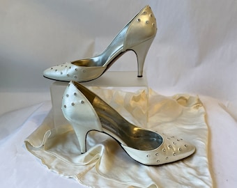 Vintage Formal Pumps Pearlescent Rhinestone Size 6M, Made in Italy, 1960s, Great Condition and Sexy too