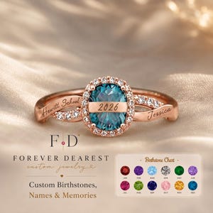 Könnte beinhalten: Ein Ring aus Roségold mit einem zentralen ovalen blauen Edelstein, der von kleinen klaren Steinen umgeben ist. Das Band ist mit dem Text Hewitt School und Jessica graviert, wobei 2026 in der Mitte des Steins eingraviert ist. Eine Geburtsstein-Tabelle ist sichtbar.