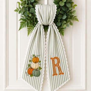 Faixa decorativa para porta com guirlanda de Ação de Graças, faixa personalizada com monograma de abóbora sazonal, laço de guirlanda de outono bordado em tecido seersucker, decoração de porta de outono