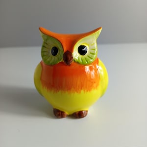 Färgglad vintage keramisk ugglefigur, orange gulgrön retrodekor