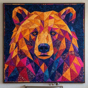 Puede incluir: Un edredón de pared cuadrado que presenta un retrato geométrico de estilo low-poly de un oso. El oso está construido con numerosos parches de tela triangulares en tonos vibrantes de naranja, amarillo, magenta, morado y azul oscuro sobre un fondo oscuro.