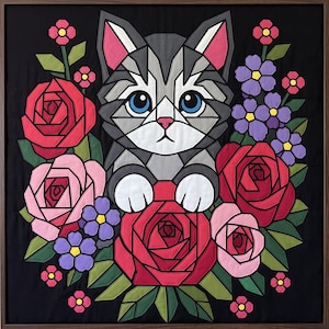 Pode incluir: Uma peça de arte de parede em tecido emoldurada apresentando um gatinho cinza tigrado geométrico com olhos azuis, cercado por rosas vermelhas e rosas estilizadas, flores roxas e folhas verdes em um fundo preto, criado com peças de tecido.