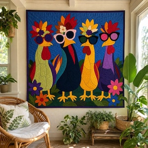 Könnte beinhalten: Ein quadratischer Wandbehang aus Stoff mit einem farbenfrohen Steppmuster aus vier nebeneinander stehenden Hühnern. Jedes Huhn trägt eine große Sonnenbrille und einen Blumenschmuck. Der Hintergrund ist einfarbig blau mit grünem Blattwerk.
