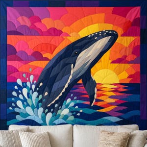 Könnte beinhalten: Ein Wandbehang aus Stoff, der einen dunkelblauen Wal zeigt, der aus tiefblauem Wasser mit hellblauen Spritzern auftaucht. Der Hintergrund zeigt einen lebendigen Sonnenuntergang mit geschichteten Wolken in Violett, Pink, Orange und Gelb.