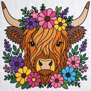 Könnte beinhalten: Ein gesteppter Wandbehang aus Stoff mit einem braunen Hochlandrind mit langen, geschwungenen Hörnern, umgeben von einem bunten Blumenkranz. Das Rind hat ein zotteliges Fell, dunkle Augen und eine beige Schnauze, akzentuiert durch rosa, gelbe, violette und blaue Blüten.